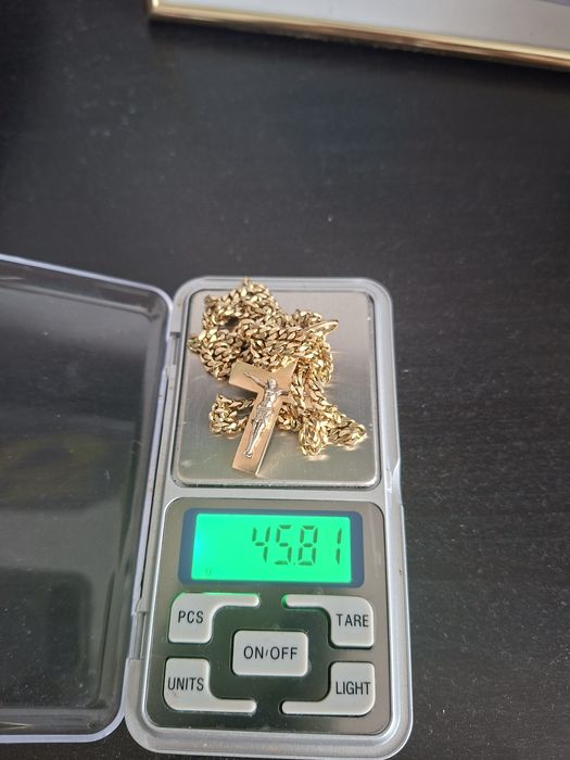 Złoty łańcuszek  plus krzyz