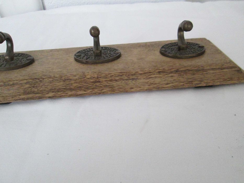 3 Cabides triplos em madeira