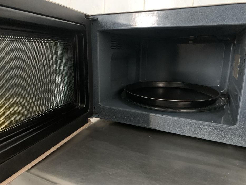 Мікрохвильова піч з грилем Samsung CE287MNR