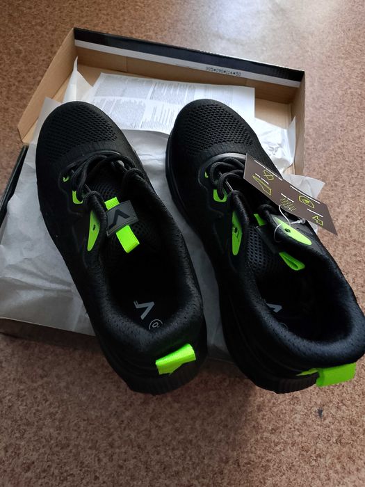 Sprzedaję nowe buty robocze.