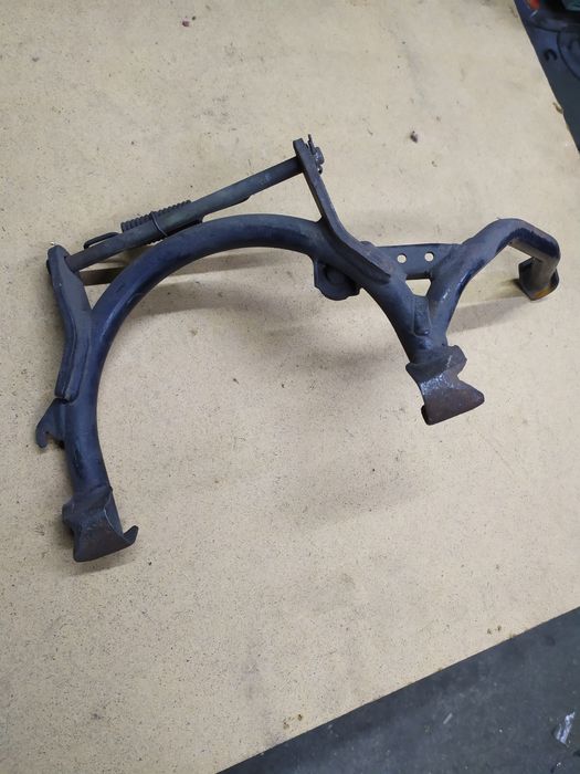 Центральна підножка . Сузукі Адресс v 125 g