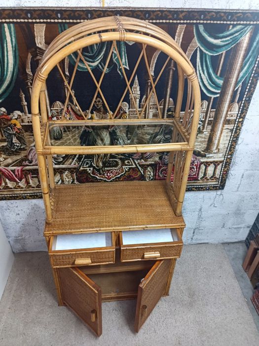 Móvel em bambu, exemplar estado.
Muito  versátil e com um design desigual. Medidas em foto no anúncio.
Intervenção de restauro