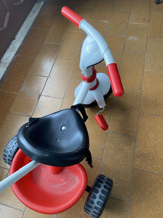 Triciclo com pedais para criancas pequena usado mas em bom estado