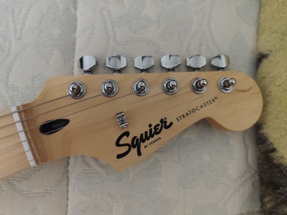 Guitarra elétrica com amplificador nova usada duas vezes
