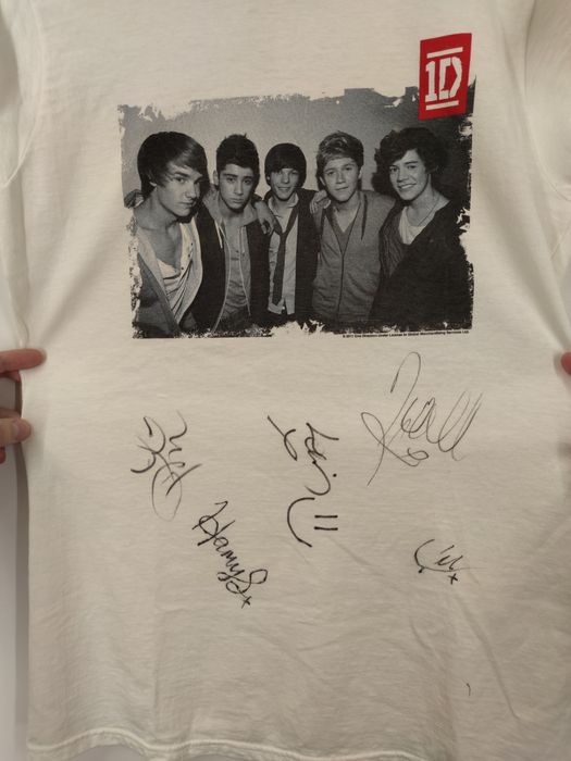 Футболка з підписами One Direction