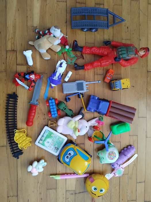 Іграшки різні, пакетом.