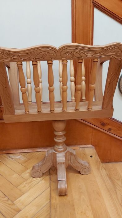 Piękny dębowy gazetnik stylowy masywny na nóżce holenderski