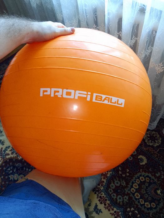 Фітбол великий 70см використовувався як пуфік