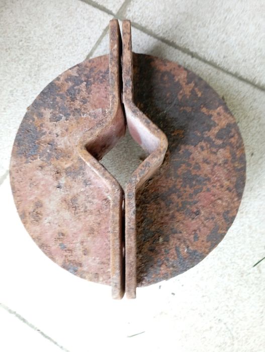 Suporte para tubo ou poste de ferro.