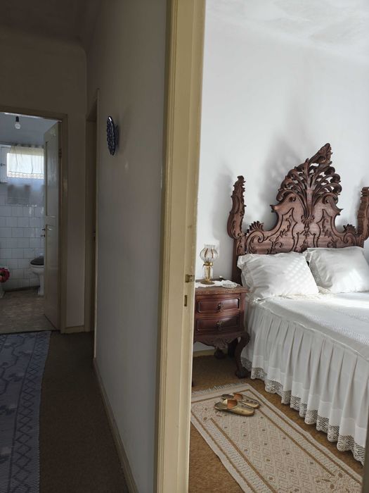 Moradia de 2 pisos com terreno e ótima localização