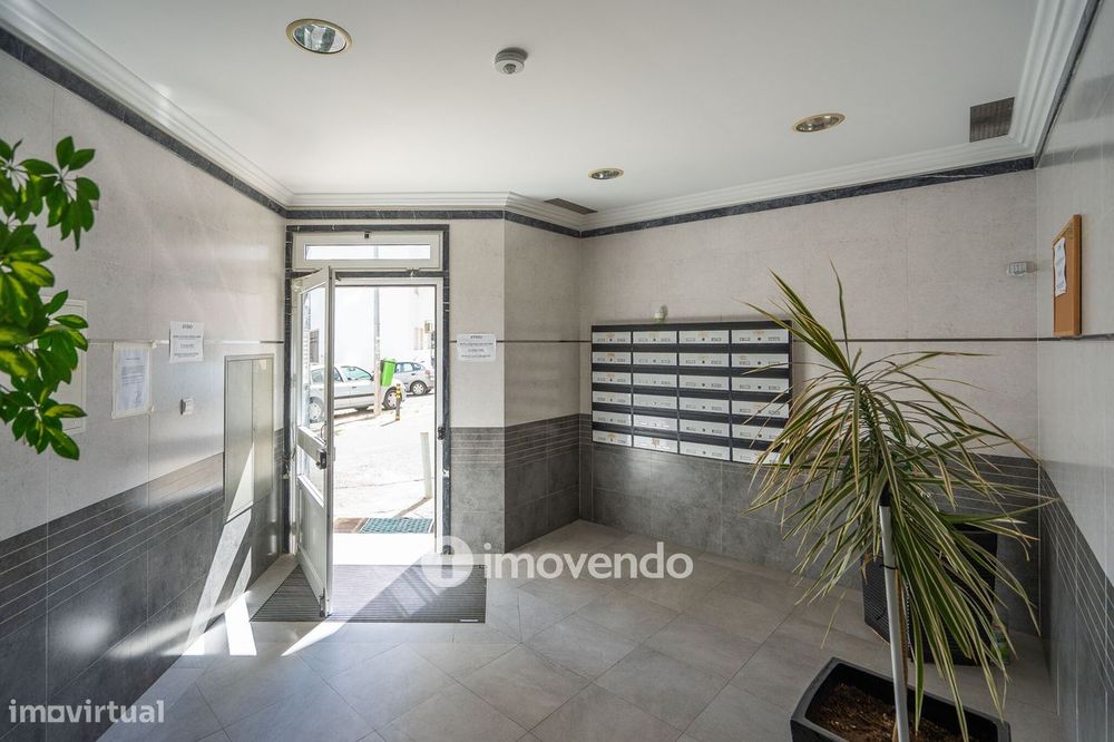Apartamento T2, com boa luz natural, em Odivelas