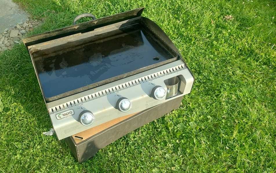 Grill gazowy z dużą płytą na potrawy