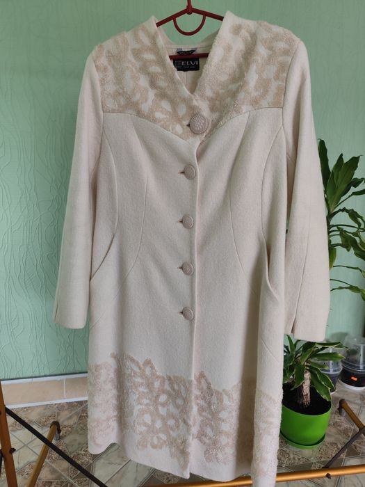 Красиве нарядне пальто