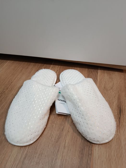 Kapcie białe w złote groszki Sinsay