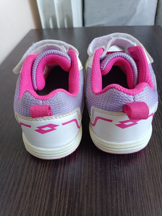 Дитячі білі кросівки