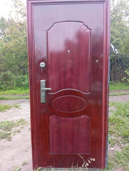 Продам металеві  броньовані двері 860*2050 праві вуличний тип.Добрий стан. Важкі, хороші двері.