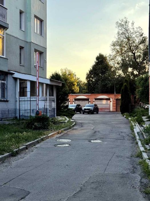 3-к біля Парку Перемоги, поверх 4/5, цегляний будинок, площа - 120 кв/м