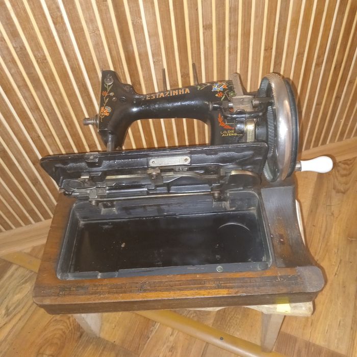 Продам антикварную швейную машинку VESTAZINHA
