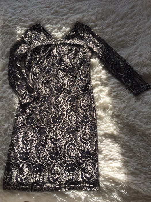 Wieczorowa sukienka OUiOSOUE , z czarno- zlotej koronki.