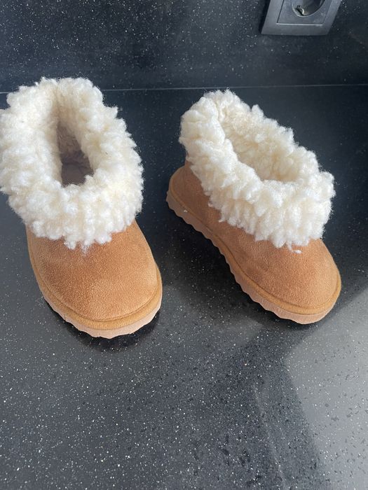 Pantufas de crianca em pele, quase novas