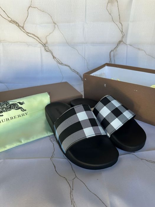 Chinelos da Burberry