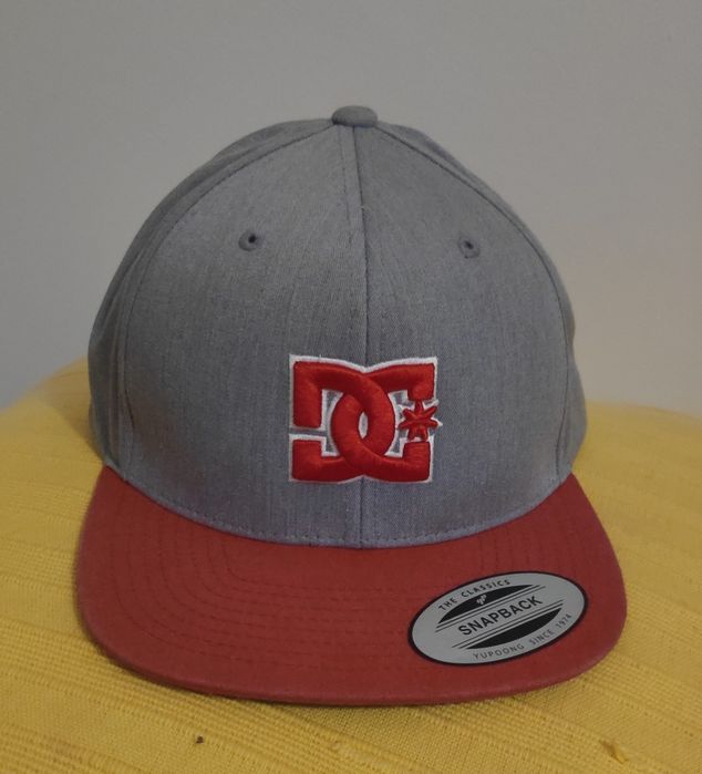 Boné DC cinzenta com detalhes vermelhos e verdes