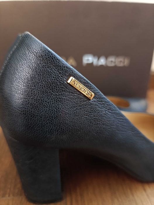 Granatowe Buty na słupku