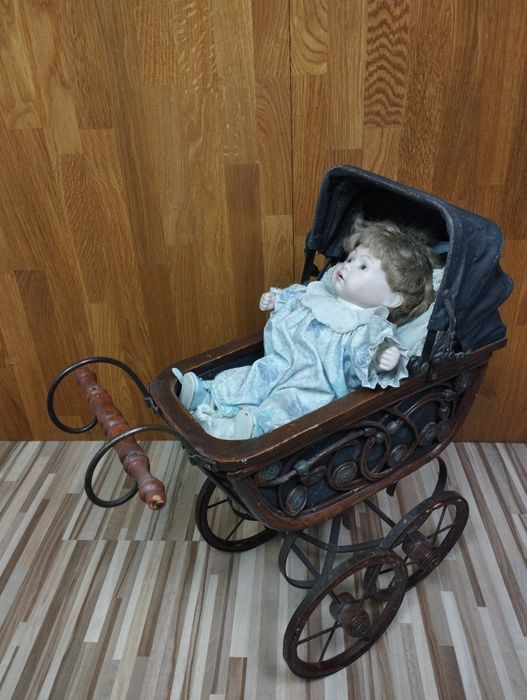 Stara lalka w wózku, zabytkowy wózek retro, dekoracja