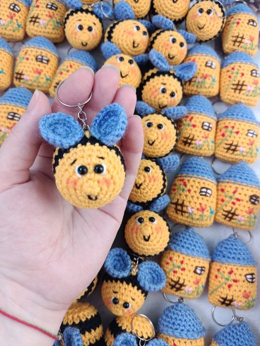 В'язана бджілка, хатинка Брелок патріотичний Українські сувеніри