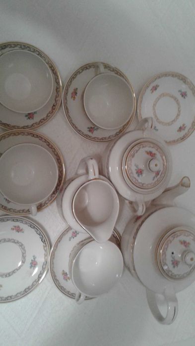 Conjunto de bule, açucareiro, leiteira, 4 chávenas e 6 pires. De 1955.