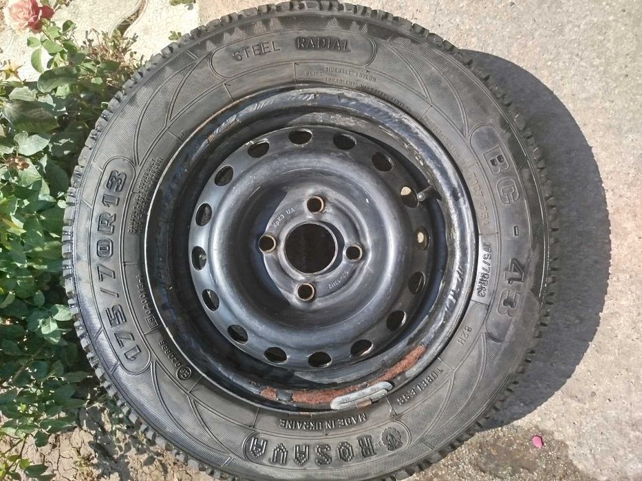Продам летюю резину на дисках Rosava R13