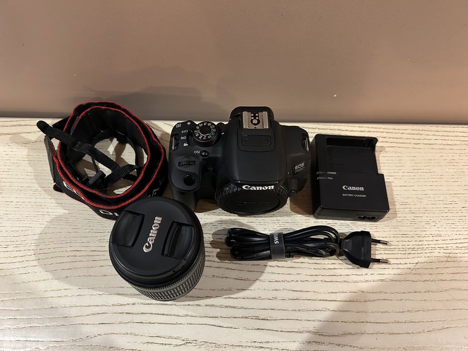 Canon EOS 700D з об'єктивом 18-55mm - повний комплект