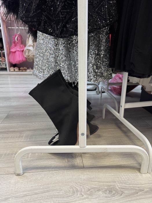 Металева стійка для одягу в магазин