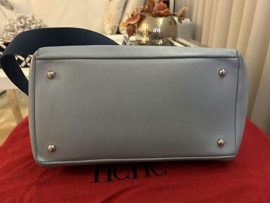 Mala Carolina Herrera em pele