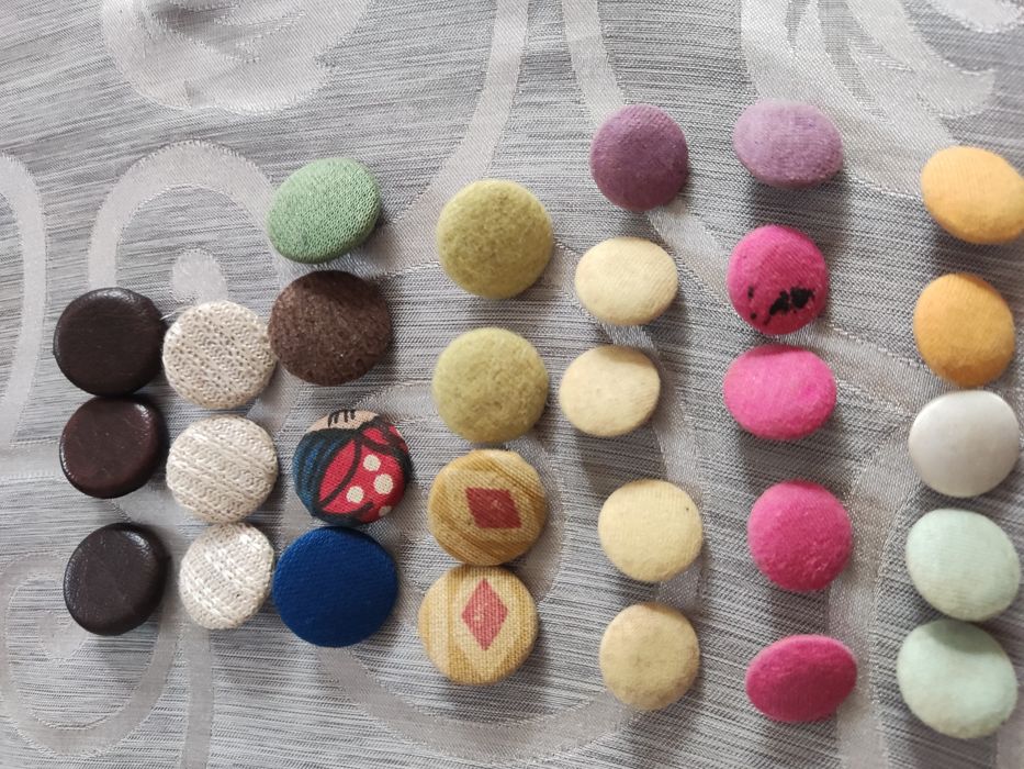 Kolorowe powlekane guziki z czasów PRL-u