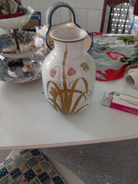 Jarra decorativa em porcelana branca com pintura floral