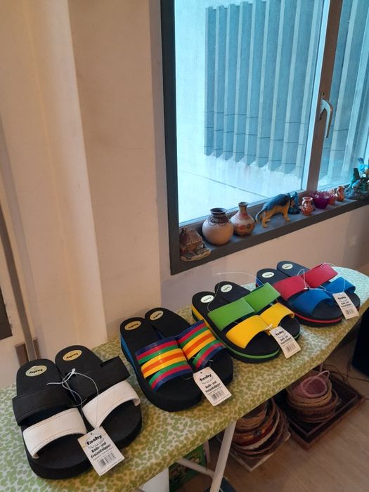 Vendo Dois Pares de Chinelos de Senhora FASHY muito bonitos novos