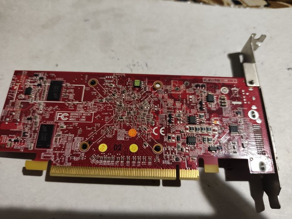 AMD Radeon 1GB HD8350 64bit активное охлаждение.