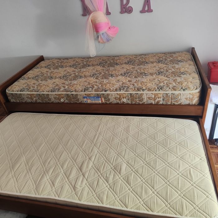 Cama de solteiro em madeira maciça com cama auxiliar + 2 colchões