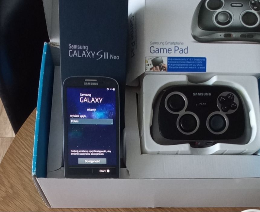 Telefon smartfon i pad w zestawie