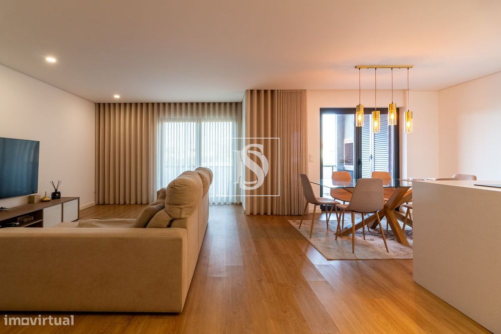 Apartamento T3 Semi-Novo com Varanda, Terraços e Garagem Dupla – Costa