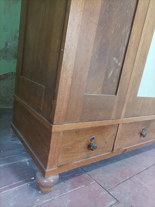 Szafa z nóżkami w stylu bum feet