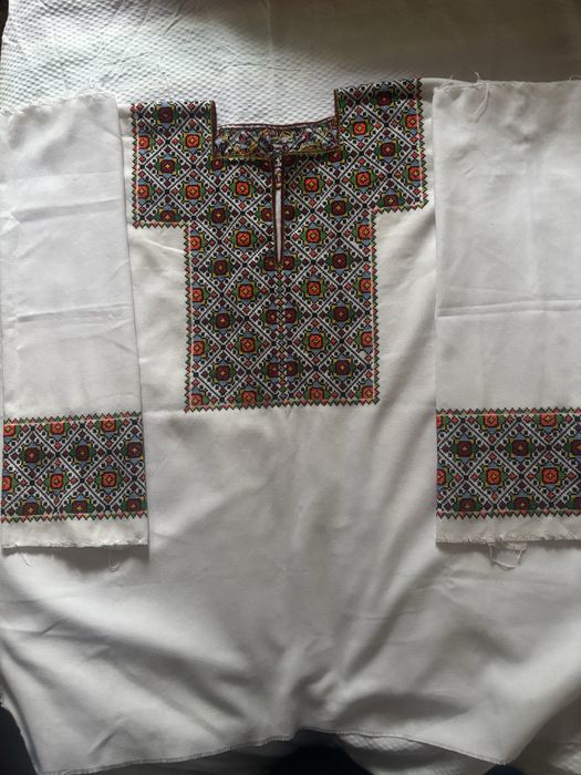 Вишиванка жіноча,1800 грн.