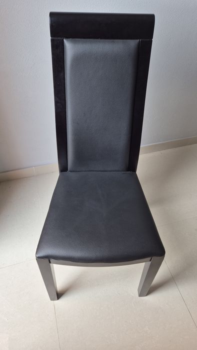 Mesa em madeira com 6 cadeiras