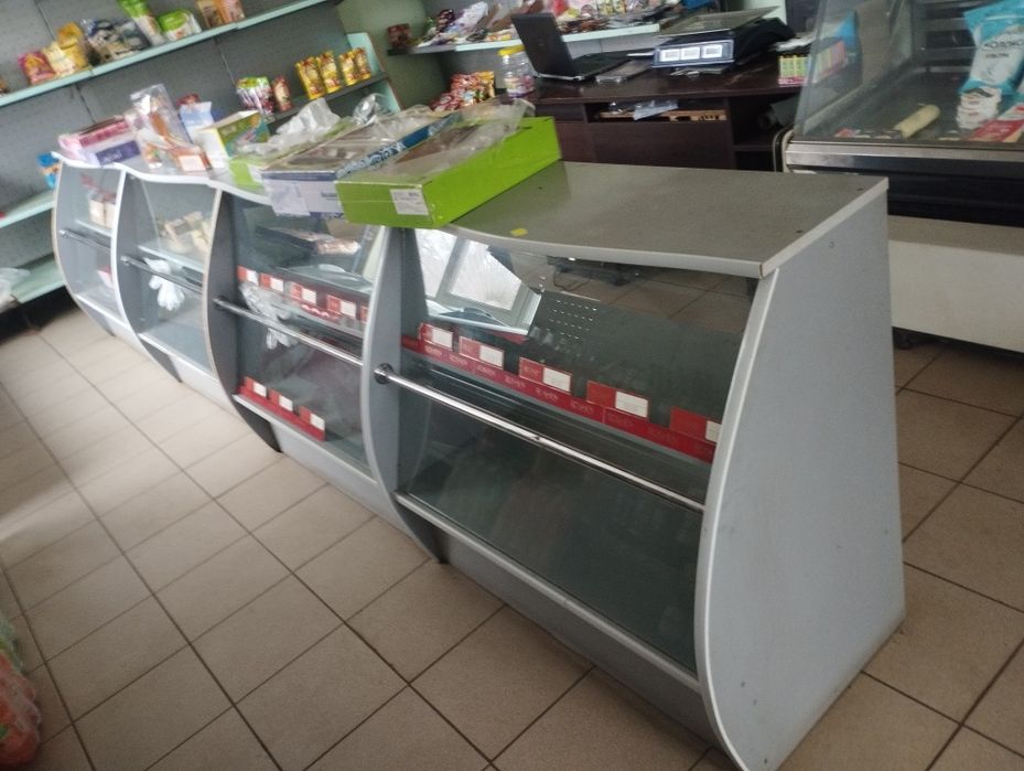 Прилавки, вітрина, полиці