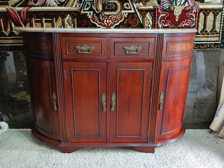 aparador curvo (também conhecido como credência ou consola) em madeira