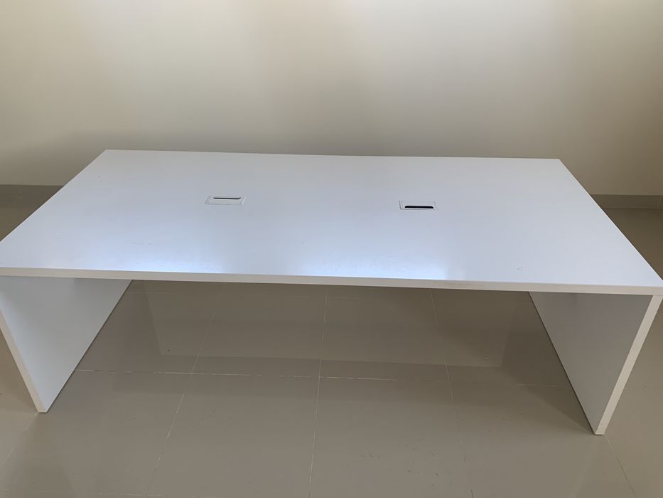 Стіл на 6 робочих місць з розетками