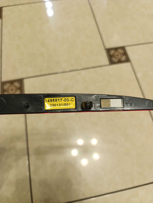 Оригінальний катафот відбивач на Tesla Y