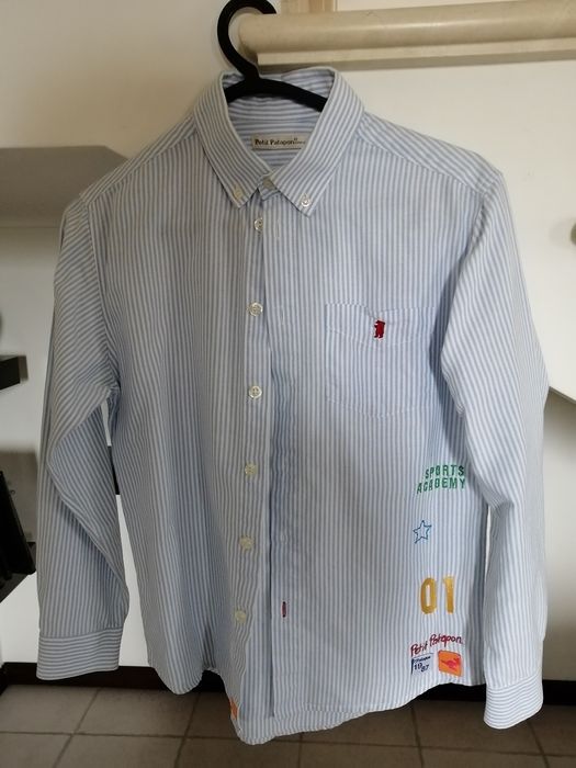 Camisa de riscas azul, com pormenor juvenil
