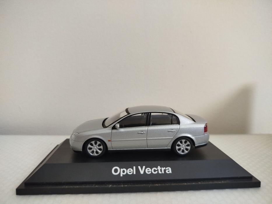 Miniatura Opel Vectra 1/43 Nova